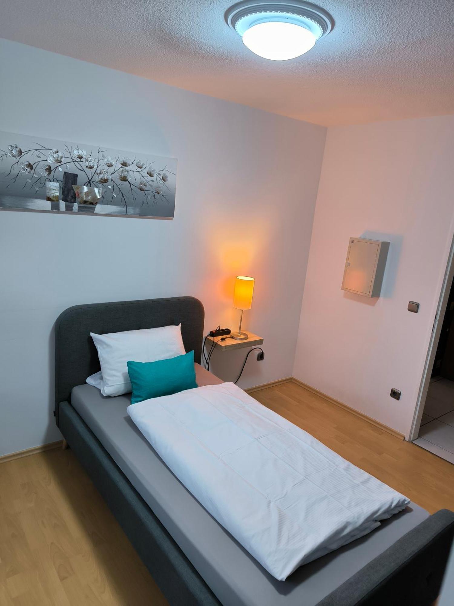 Im Herzen Von Wiesdorf- Blick Auf Das Bayer-Kreuz -Appartement Mit 2 Schlafzimmern-Fuer 3 Personen -Zentral Gelegen - Friedrich Ebert Platz 5A , 4Te Etage - Dachterrasse Und Sauna - Kaution Pflicht - Leverkusen Dış mekan fotoğraf