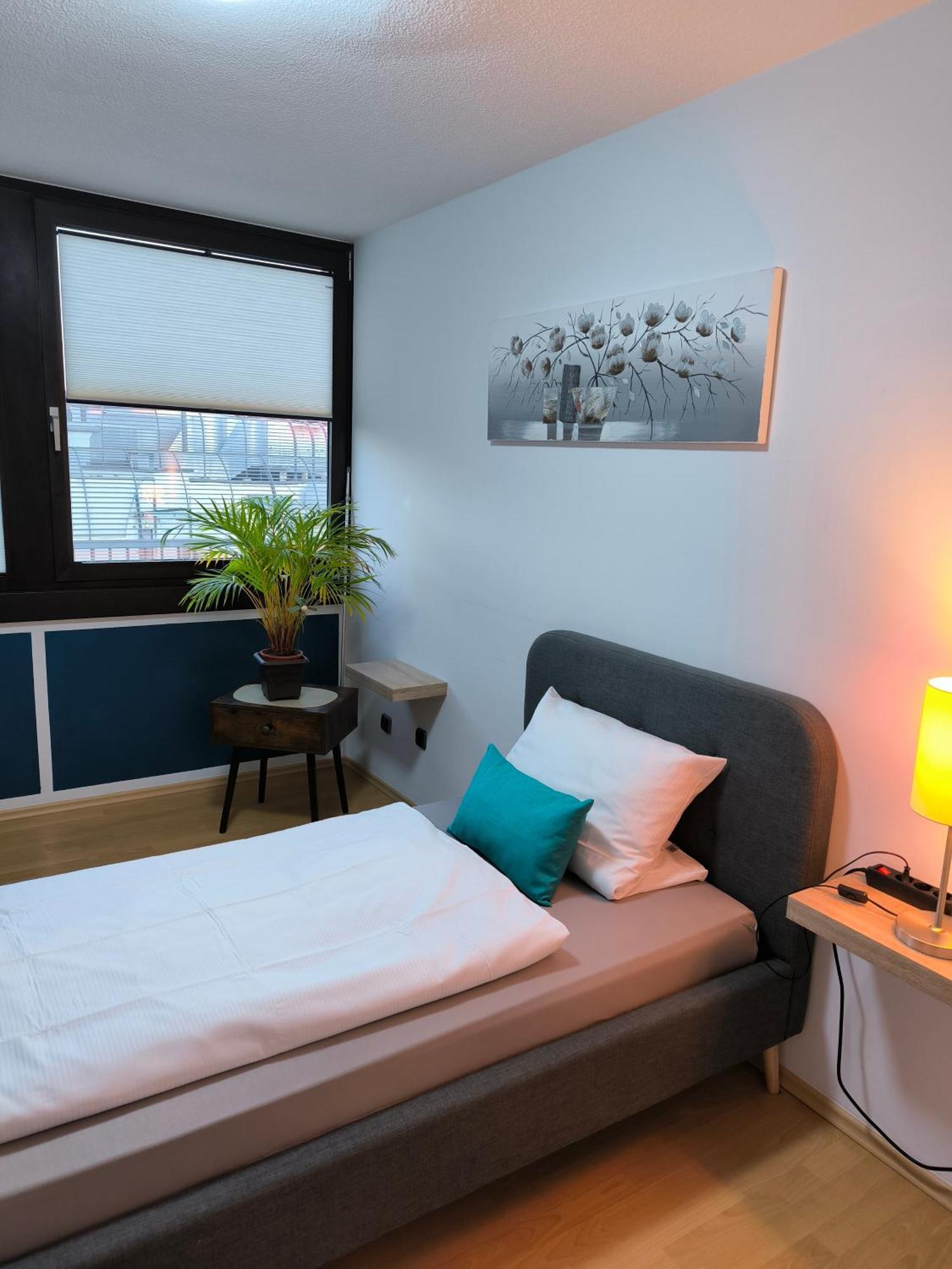 Im Herzen Von Wiesdorf- Blick Auf Das Bayer-Kreuz -Appartement Mit 2 Schlafzimmern-Fuer 3 Personen -Zentral Gelegen - Friedrich Ebert Platz 5A , 4Te Etage - Dachterrasse Und Sauna - Kaution Pflicht - Leverkusen Dış mekan fotoğraf
