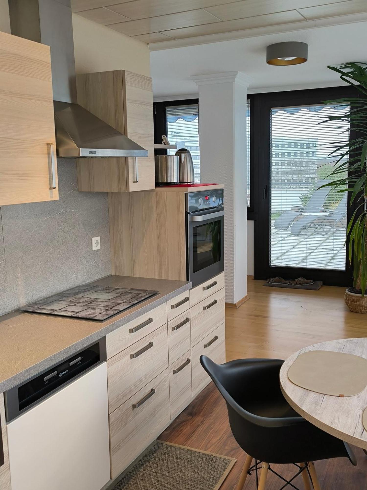 Im Herzen Von Wiesdorf- Blick Auf Das Bayer-Kreuz -Appartement Mit 2 Schlafzimmern-Fuer 3 Personen -Zentral Gelegen - Friedrich Ebert Platz 5A , 4Te Etage - Dachterrasse Und Sauna - Kaution Pflicht - Leverkusen Dış mekan fotoğraf